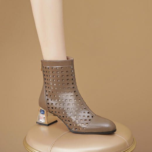 【预售5天】罗马凉靴女新款夏季短靴米白色镂空靴子粗跟软纯真皮透气洞洞网靴ALS&2412-2 商品图3