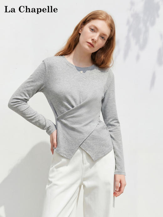 天猫同步【舒适有型~】拉夏贝尔/La Chapelle五色净版圆领贝壳扣下摆交叉通勤设计长袖T显瘦打底衫 商品图0