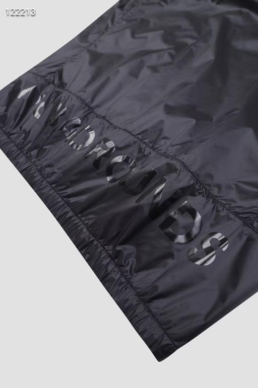 韩单G4秋季男士光泽感防风单层外套来啦！韩🇰🇷单出货,细节全部肉眼可见，光泽感功能性都是杠杠的！不厚，薄款，初秋初春单穿用的！
颜色: 黑色
尺寸: M L XL XXL 商品图2