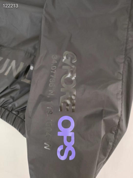 韩单G4秋季男士光泽感防风单层外套来啦！韩🇰🇷单出货,细节全部肉眼可见，光泽感功能性都是杠杠的！不厚，薄款，初秋初春单穿用的！
颜色: 黑色
尺寸: M L XL XXL 商品图4