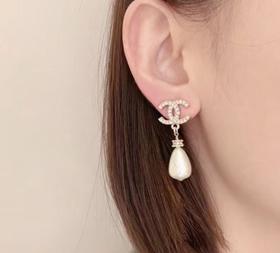 香奈儿 双c吊水滴珠耳钉（XTY）