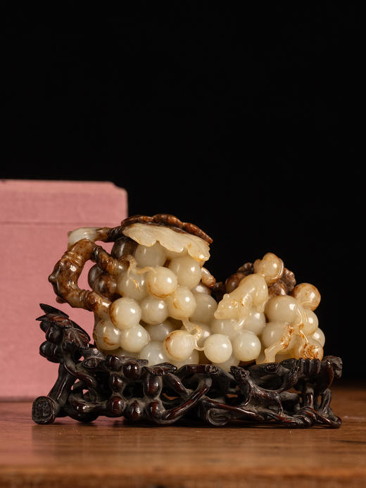 清	和田白玉松鼠葡萄纹摆件 商品图1