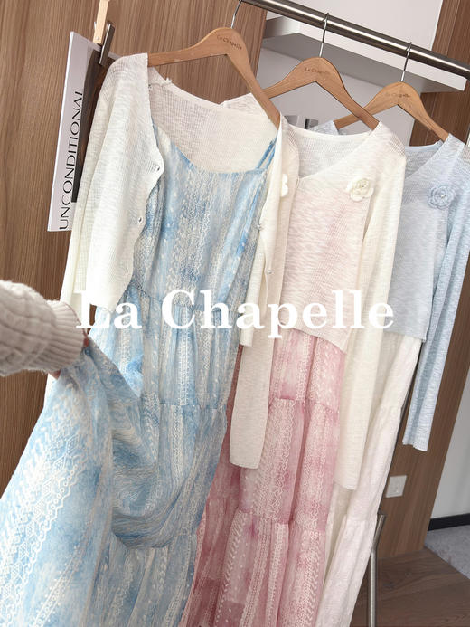 专柜实拍【附立体花胸针】拉夏贝尔/La Chapelle敲值！独特刺绣设计吊带裙温柔净版针织开衫两件套 商品图4