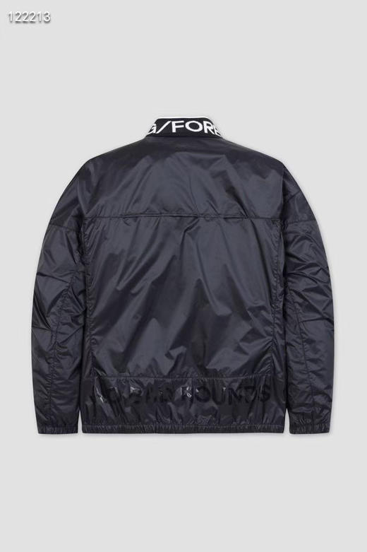 韩单G4秋季男士光泽感防风单层外套来啦！韩🇰🇷单出货,细节全部肉眼可见，光泽感功能性都是杠杠的！不厚，薄款，初秋初春单穿用的！
颜色: 黑色
尺寸: M L XL XXL 商品图1