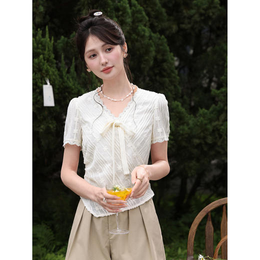 鹿向南【0331/20:00新品前1小时7折限量100件】米白色显瘦V领T恤 商品图1