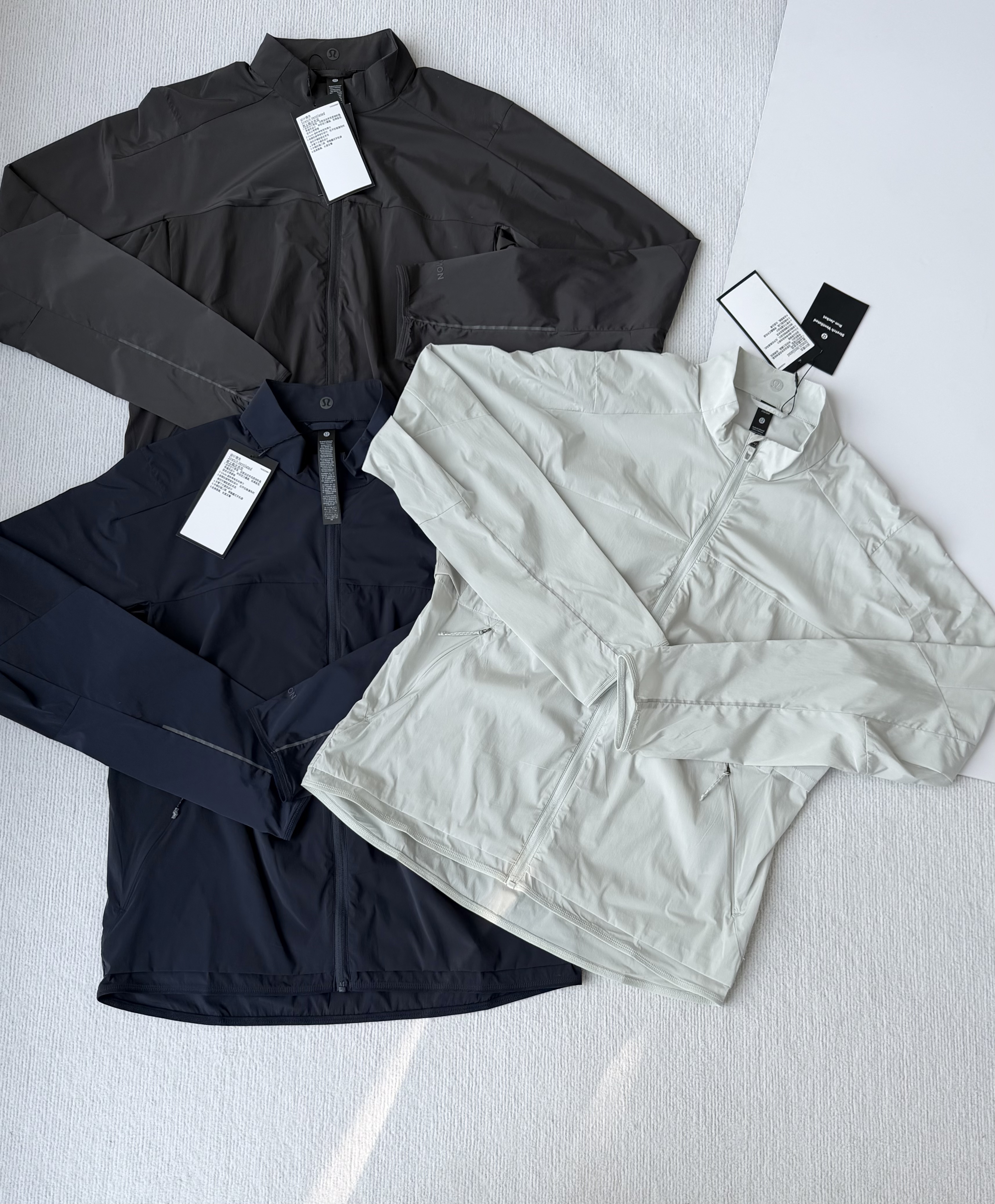 付款减库存，毒家！ 三色  男女同款 lululemon Stretch Ventilated Run Jacket 男士轻量化防晒透气外套运动夹克领标露