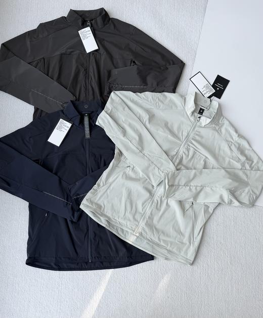 付款减库存，毒家！ 三色  男女同款 lululemon Stretch Ventilated Run Jacket 男士轻量化防晒透气外套运动夹克领标露 商品图0
