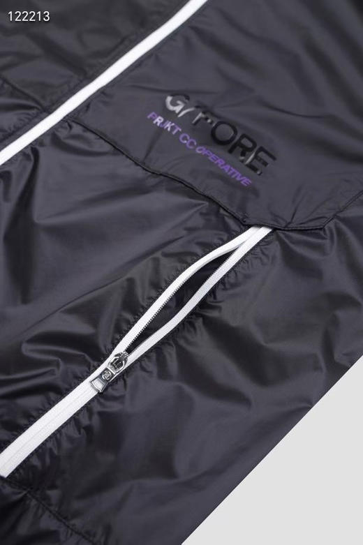 韩单G4秋季男士光泽感防风单层外套来啦！韩🇰🇷单出货,细节全部肉眼可见，光泽感功能性都是杠杠的！不厚，薄款，初秋初春单穿用的！
颜色: 黑色
尺寸: M L XL XXL 商品图6