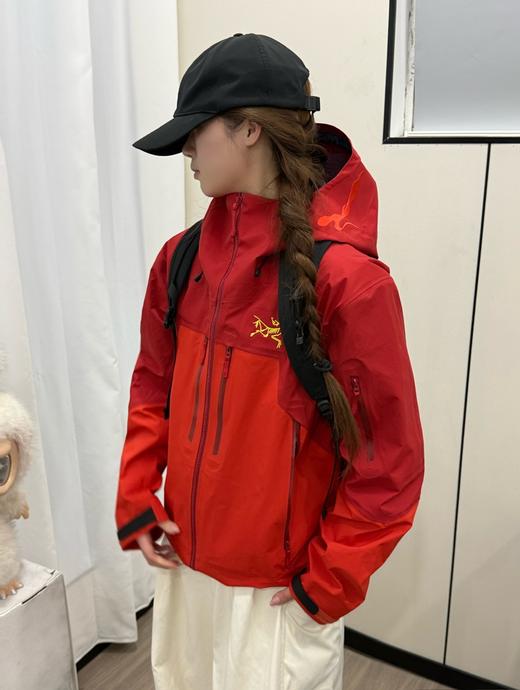 Arcteryx始祖鸟 马年新春限定 骏马刺绣图案GTX硬壳连帽冲锋衣 商品图3