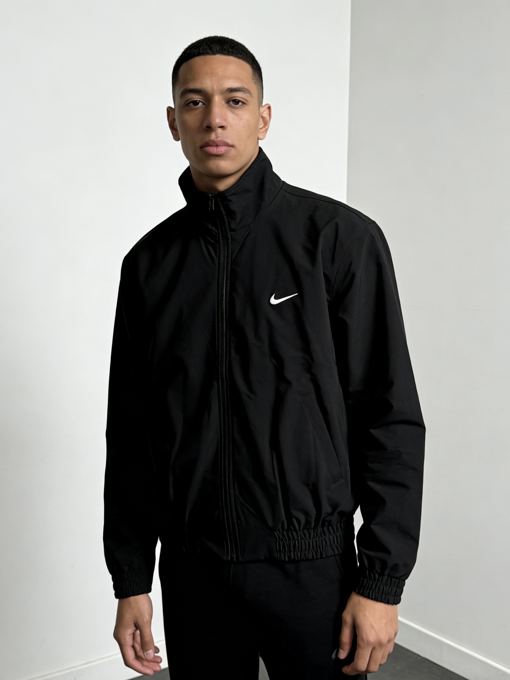 Nike 小勾立领哈灵顿夹克（Harrington Jacket）简约小勾刺绣Logo，隐藏式拉链，两侧插袋，松紧收口 对号外套