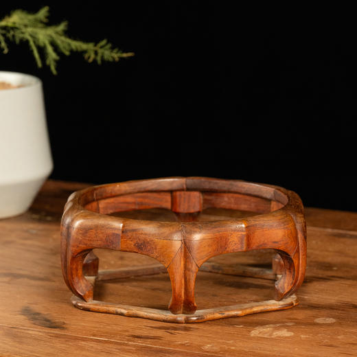 清早期	黄花梨马蹄足带托泥葵口六足器座 商品图0