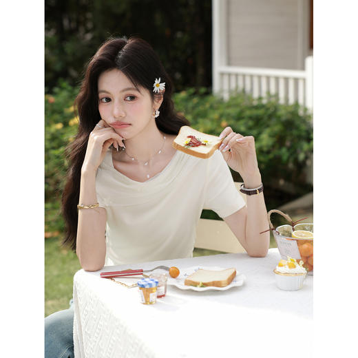 鹿向南【0331/20:00新品前1小时7折限量100件】简约杏色设计感T恤 商品图1