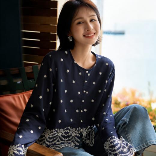 下单3-7天发货！LONGNVFAIR 藏青色撞白满天星刺绣花边上衣/奶油色花瓣半裙套装 一眼沦陷的东方雅致 梨形身材遮肉显瘦 温柔清冷国风穿搭 商品图11