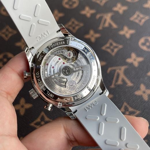 ZF+厂IWC葡萄牙系列计时腕表——IW371620➕这款熊猫盘371620有一种简洁随性、恰到好处的优雅感设计，并拥有金钢表壳及迷人的弧度。表壳直径只有41毫米，厚度13毫米，非常适合日常佩戴❕❕❕ 商品图6