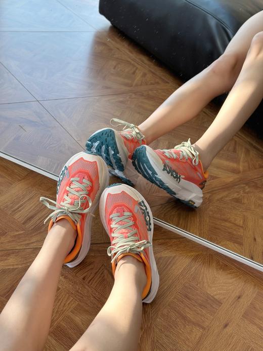 HOKA的这款Mafate X户外越野跑鞋看了一下小红书 dou是跑步爱好者们对它的满分评价！既有颜值又有实力 商品图5