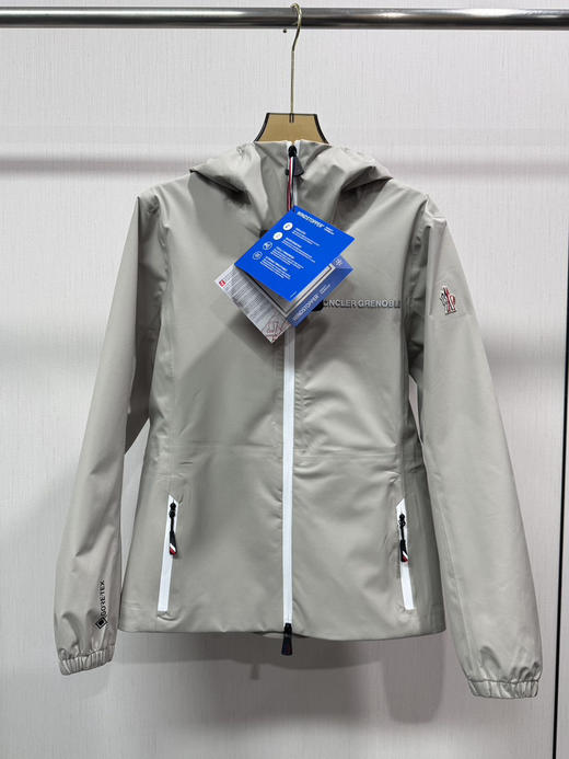 出欧洲原单 MonclerGrenoble冲锋衣系列连帽女士冲锋衣，
颜色：暗夜黑，暖砂橙，暖雾灰
尺码：0.1.2.3 商品图1