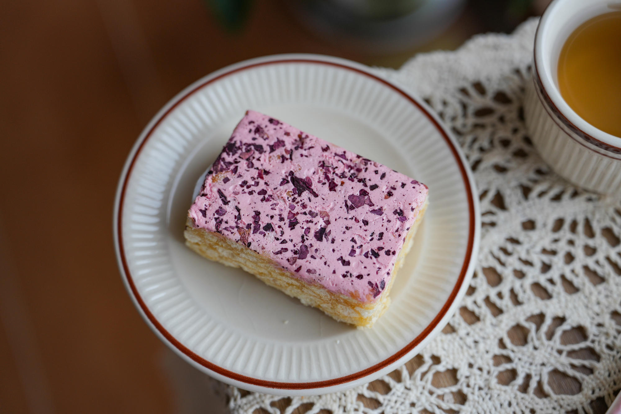 8号晚截止1盒装秒杀【云南玫瑰奶盖沙琪玛】传统沙琪玛加入重瓣红玫瑰 全脂乳粉和蛋白粉 不含防腐剂 鸡蛋含量≥13% 0反式脂肪酸