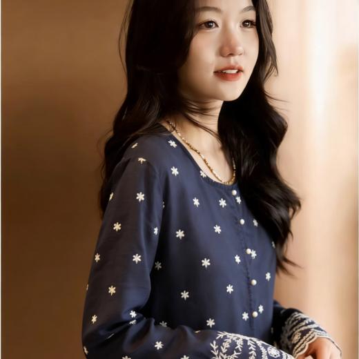 下单3-7天发货！LONGNVFAIR 藏青色撞白满天星刺绣花边上衣/奶油色花瓣半裙套装 一眼沦陷的东方雅致 梨形身材遮肉显瘦 温柔清冷国风穿搭 商品图5