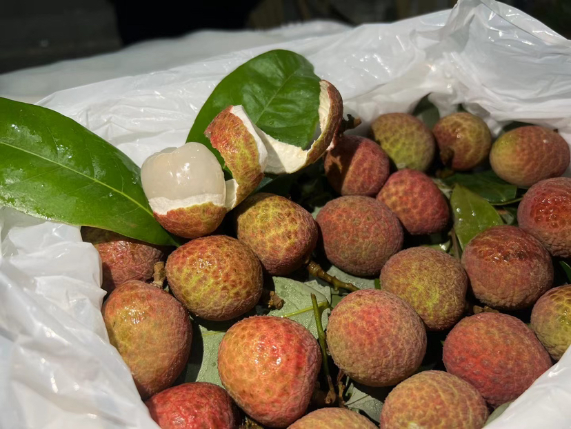 海南桂花香荔枝🌸不见荔枝来，先闻桂花香 剥开一颗，肉质丝滑细腻，清爽香甜，如果冻般嫩、透、细、滑，一口品尝到夏天的气息