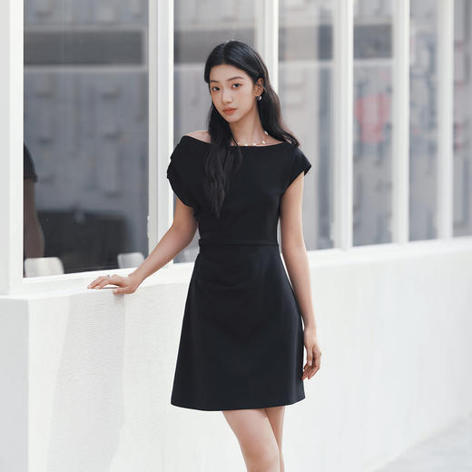 森马连衣裙女夏一字领斜肩收腰打褶纯色凉感2026新款气质简约短裙 商品图2