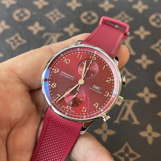 ZF+厂IWC葡萄牙系列计时腕表——IW371620➕这款熊猫盘371620有一种简洁随性、恰到好处的优雅感设计，并拥有金钢表壳及迷人的弧度。表壳直径只有41毫米，厚度13毫米，非常适合日常佩戴❕❕❕ 商品图2