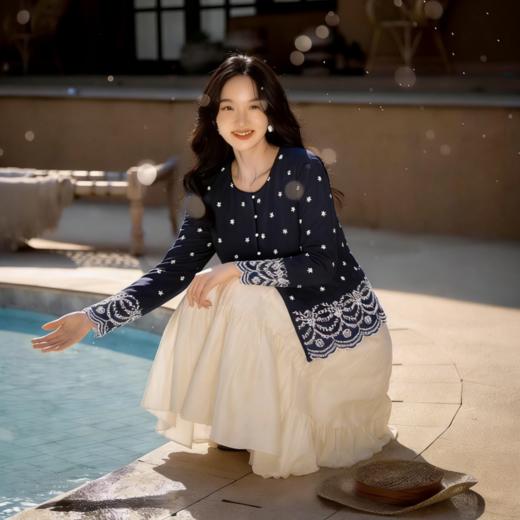 下单3-7天发货！LONGNVFAIR 藏青色撞白满天星刺绣花边上衣/奶油色花瓣半裙套装 一眼沦陷的东方雅致 梨形身材遮肉显瘦 温柔清冷国风穿搭 商品图8