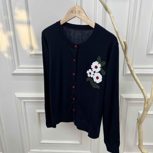 春日花信~85真丝+15羊毛圆领刺绣提花开衫女休闲针织外套 商品图1