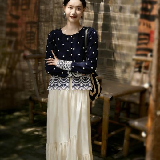 下单3-7天发货！LONGNVFAIR 藏青色撞白满天星刺绣花边上衣/奶油色花瓣半裙套装 一眼沦陷的东方雅致 梨形身材遮肉显瘦 温柔清冷国风穿搭 商品图6