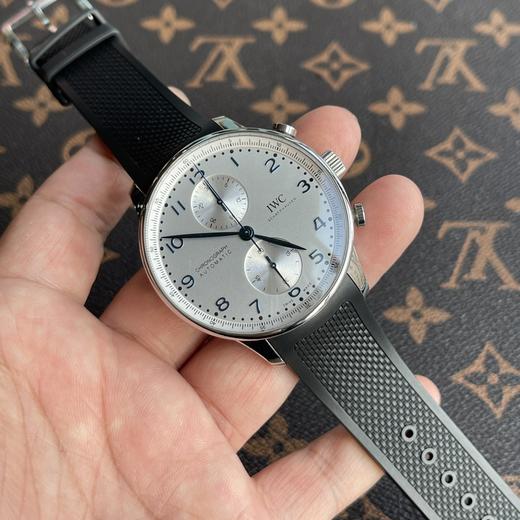 ZF+厂IWC葡萄牙系列计时腕表——IW371620➕这款熊猫盘371620有一种简洁随性、恰到好处的优雅感设计，并拥有金钢表壳及迷人的弧度。表壳直径只有41毫米，厚度13毫米，非常适合日常佩戴❕❕❕ 商品图0