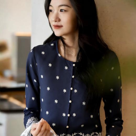 下单3-7天发货！LONGNVFAIR 藏青色撞白满天星刺绣花边上衣/奶油色花瓣半裙套装 一眼沦陷的东方雅致 梨形身材遮肉显瘦 温柔清冷国风穿搭 商品图9