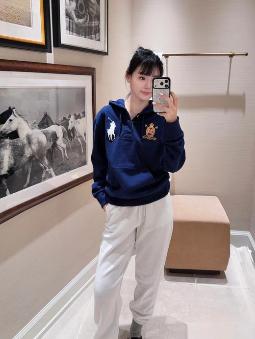 F032964字母数字图案刺绣大马标20周年纪念徽章连帽套头长袖卫衣 商品图7