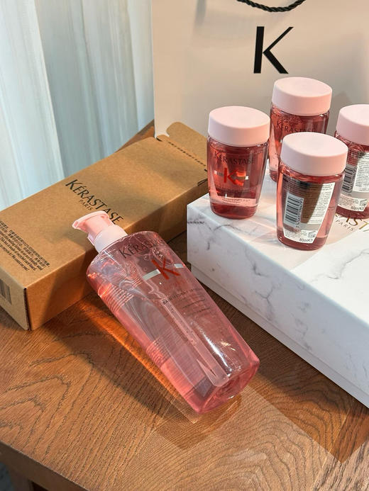 海免新品卡诗净油蓬松奢享礼盒5件套！
 套盒配置超划算 🎁
内含：卡诗元气姜洗发水500ML*1
➕卡诗元气姜洗发水 80ML*4.配手提袋 商品图9