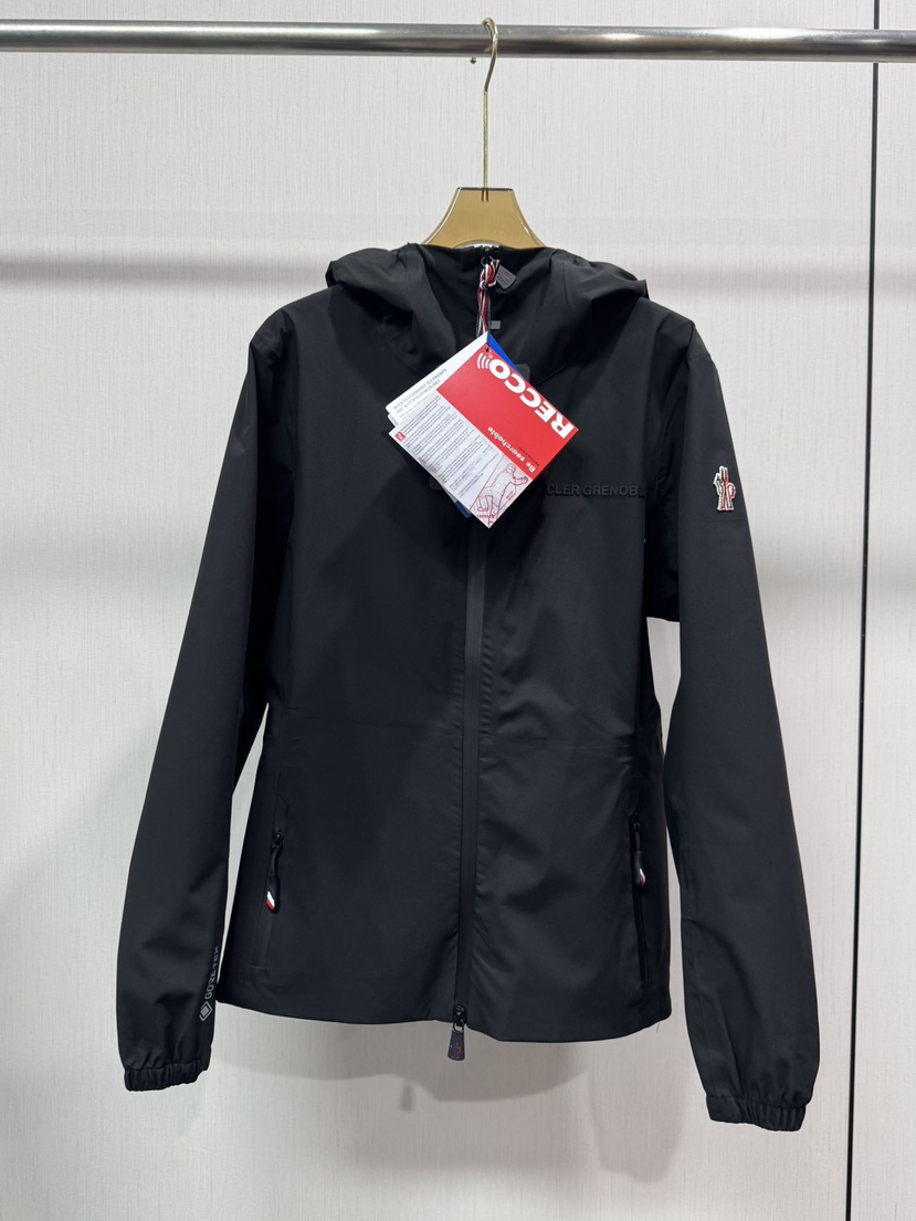 出欧洲原单 MonclerGrenoble冲锋衣系列连帽女士冲锋衣，
颜色：暗夜黑，暖砂橙，暖雾灰
尺码：0.1.2.3