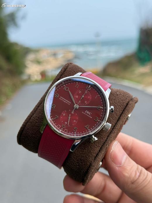 ZF+厂IWC葡萄牙系列计时腕表——IW371620➕这款熊猫盘371620有一种简洁随性、恰到好处的优雅感设计，并拥有金钢表壳及迷人的弧度。表壳直径只有41毫米，厚度13毫米，非常适合日常佩戴❕❕❕ 商品图9