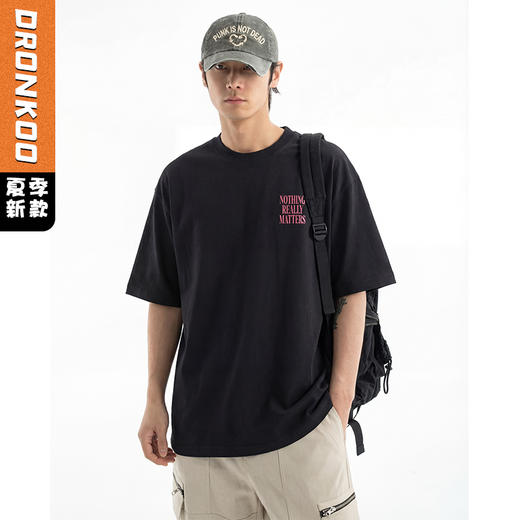 DRONKOO 2026 圆领左胸绣线字母喷色后幅喷色三排字母微阔短袖T恤 商品图0