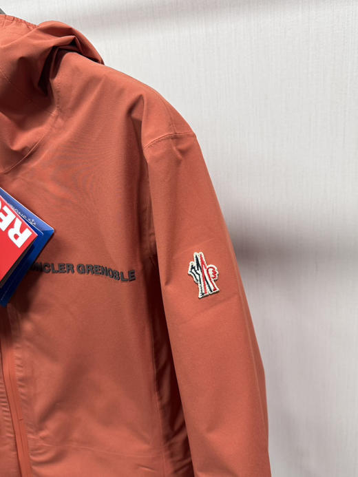 出欧洲原单 MonclerGrenoble冲锋衣系列连帽女士冲锋衣，
颜色：暗夜黑，暖砂橙，暖雾灰
尺码：0.1.2.3 商品图4