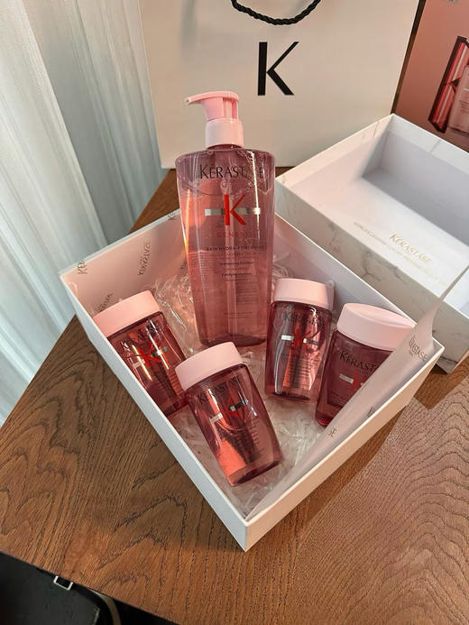 海免新品卡诗净油蓬松奢享礼盒5件套！
 套盒配置超划算 🎁
内含：卡诗元气姜洗发水500ML*1
➕卡诗元气姜洗发水 80ML*4.配手提袋 商品图7