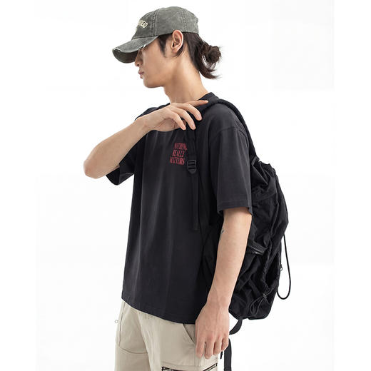 DRONKOO 2026 圆领左胸绣线字母喷色后幅喷色三排字母微阔短袖T恤 商品图1