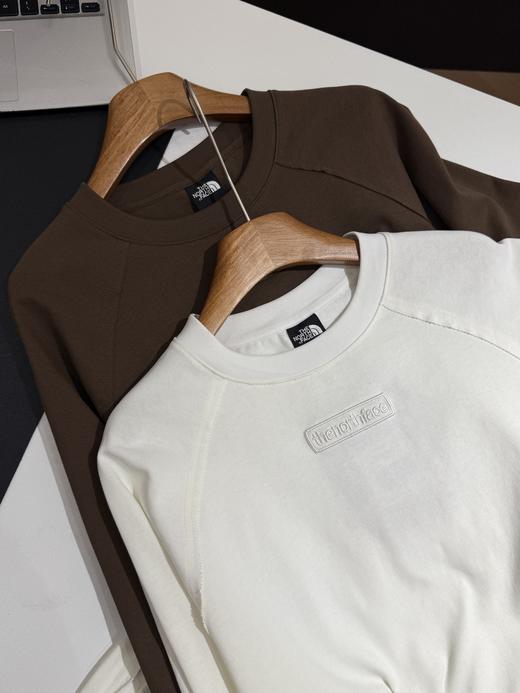 一店d 𝐓𝐍𝐅北𝐔𝐄系列极简插肩长tee 真的很好穿🫡 设计师款重磅棉长袖 由内而外的散发着浓郁的高品位 真的超喜欢北这种“有点挺、又有点松”的理想状态 商品图12