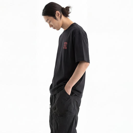 DRONKOO 2026 圆领左胸绣线字母喷色后幅喷色三排字母微阔短袖T恤 商品图3