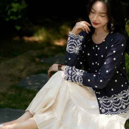下单3-7天发货！LONGNVFAIR 藏青色撞白满天星刺绣花边上衣/奶油色花瓣半裙套装 一眼沦陷的东方雅致 梨形身材遮肉显瘦 温柔清冷国风穿搭 商品图1