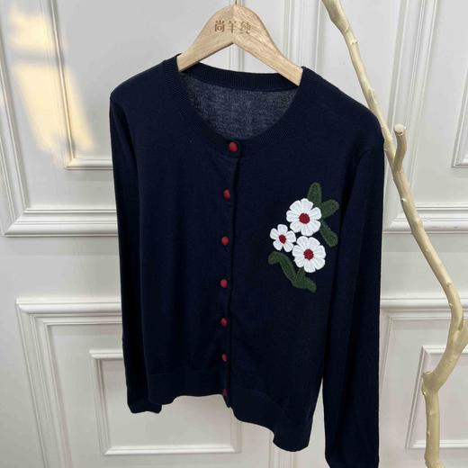春日花信~85真丝+15羊毛圆领刺绣提花开衫女休闲针织外套 商品图3