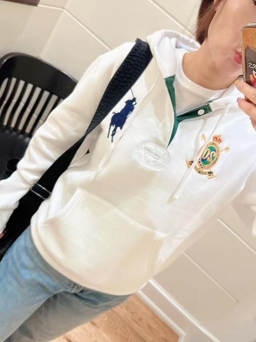 F032964字母数字图案刺绣大马标20周年纪念徽章连帽套头长袖卫衣 商品图10