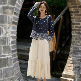下单3-7天发货！LONGNVFAIR 藏青色撞白满天星刺绣花边上衣/奶油色花瓣半裙套装 一眼沦陷的东方雅致 梨形身材遮肉显瘦 温柔清冷国风穿搭