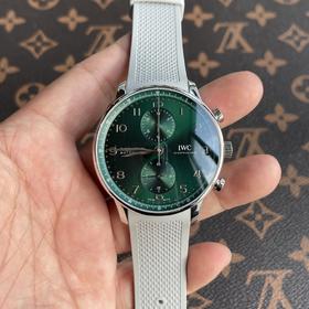 ZF+厂IWC葡萄牙系列计时腕表——IW371620➕这款熊猫盘371620有一种简洁随性、恰到好处的优雅感设计，并拥有金钢表壳及迷人的弧度。表壳直径只有41毫米，厚度13毫米，非常适合日常佩戴❕❕❕