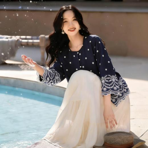 下单3-7天发货！LONGNVFAIR 藏青色撞白满天星刺绣花边上衣/奶油色花瓣半裙套装 一眼沦陷的东方雅致 梨形身材遮肉显瘦 温柔清冷国风穿搭 商品图7