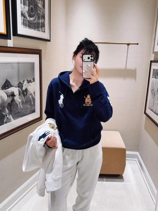 F032964字母数字图案刺绣大马标20周年纪念徽章连帽套头长袖卫衣 商品图4