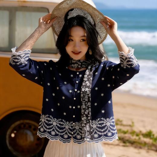 下单3-7天发货！LONGNVFAIR 藏青色撞白满天星刺绣花边上衣/奶油色花瓣半裙套装 一眼沦陷的东方雅致 梨形身材遮肉显瘦 温柔清冷国风穿搭 商品图4