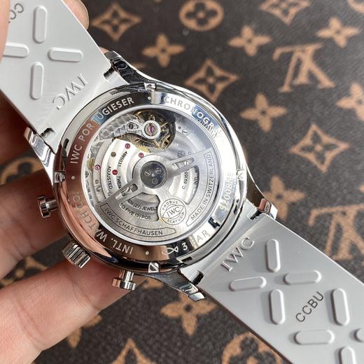 ZF+厂IWC葡萄牙系列计时腕表——IW371620➕这款熊猫盘371620有一种简洁随性、恰到好处的优雅感设计，并拥有金钢表壳及迷人的弧度。表壳直径只有41毫米，厚度13毫米，非常适合日常佩戴❕❕❕ 商品图2