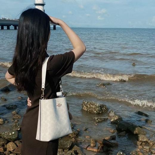 【新款Mollie水桶包】COACH蔻驰 单肩斜挎手提腋下包 香港直邮 赠礼盒礼袋 清关约7个工作日 -w 商品图4